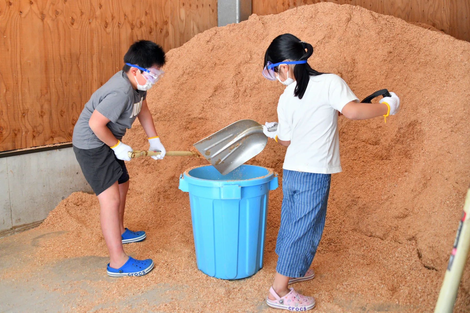 クエスト「ウマの寝床掃除を⼿伝って！」参加⾵景